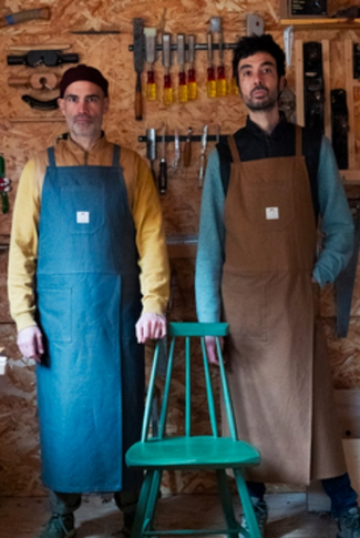 Hugo et José de Escabela posant devant une "stick chair" confectionnée par leurs soins